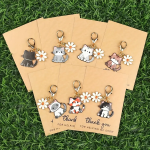 Portachiavi in lega a forma di gatto e margherite